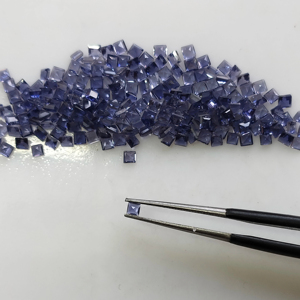 อิโอไลต์ธรรมชาติ 2 มม. ทรงกลมเจียระไนแบบบริลเลียนท์ คุณภาพดีที่สุด พลอยเม็ดเดี่ยวพร้อมเอฟเฟกต์พลีโอโครอิก สำหรับทำเครื่องประดับ - Product Image 3