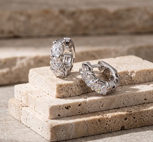 Boucles d'oreilles créoles plaquées or 18K 14K, serties de diamants ronds et de cristaux étincelants à griffes partagées, style Huggie Eternity, bijoux fins, cadeau - Product Image 1