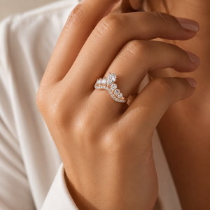 Bague Chevron en Diamant Poire Cultivé en Laboratoire en Or Rose 18 carats |   Bague de promesse minimaliste incurvée empilable pour femme, idéale pour un anniversaire de mariage - Product Image 5