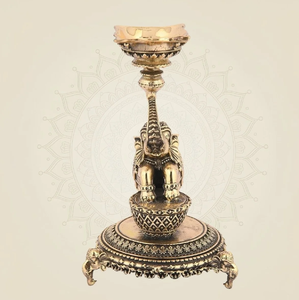 Cuenco diya con ídolo de Lakshmi tallado en latón y base intrincada para bendiciones divinas, disponible a precios de mayoreo. - Product Image 5