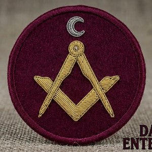 Servicio de Fabricación de Insignias Masónicas Personalizadas Hechas a Mano con Hilo de Oro, Compás Cuadrado, Luna y Escudo Bordado en Oro - Product Image 1