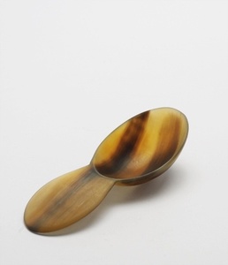 Cuillère en corne artisanale, fabriquée à partir de matériau de corne biologique, conçue comme un ustensile rustique pour servir des salades, vaisselle de cuisine - Product Image 2