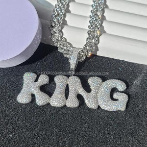 Pendentif plaque nominative KING en diamant de laboratoire de luxe, lettres serties de pierres brillantes, détails en pierres étincelantes, qualité supérieure - Product Image 1