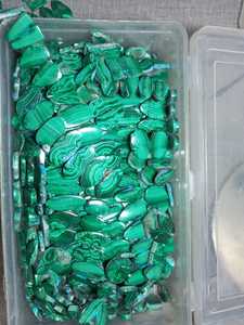 Pierres de malachite naturelle polies, éclats de cristal de malachite pour la guérison par le Reiki, décoration, vente en gros de cristaux - Product Image 2