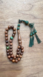 Ensemble de tasbih en bois artisanal pour accessoires de prière musulmane, améliorant la pratique du dhikr grâce à un design de perles confortable - Product Image 2