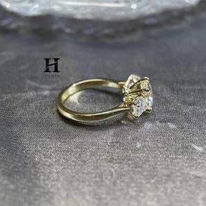แหวนหมั้นเพชรทรงรี 2 กะรัต หรูหรา ผลิตในห้องปฏิบัติการ ทองคำ 14K สีเหลือง ประดับเพชรทรงหยดน้ำด้านข้าง พร้อมใบรับรอง - Product Image 3