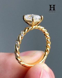Anillo de Diamantes y Esmeraldas Cultivadas en Laboratorio, Oro de 18K, Diseño de Cuerda Trenzada Texturizada, Media Eternidad, Joyería Fina para Novia - Product Image 3