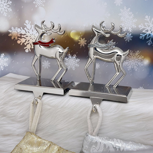 Juego de 2 Colgadores de Metal Plateado Brillante con Forma de Reno 3D, Soportes Decorativos para Calcetines Navideños para la Chimenea - Product Image 3