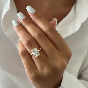 Anillo de Compromiso Solitario con Diamante Cultivado en Laboratorio de Corte Cojín Alargado de 4.5 CT, Certificado IGI, Joyería de Lujo para Propuesta de Matrimonio - Product Image 1