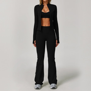 Conjunto de yoga de 2 piezas para mujer, color blanco, leggings sin costuras de cintura alta con efecto fruncido en la parte trasera y top corto de manga corta con espalda descubierta - Product Image 2
