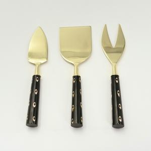Ensemble élégant de couteaux à fromage avec manches en résine noire et lames en acier inoxydable doré, 3 pièces, outils de découpe de fromage pour plateaux - Product Image 3