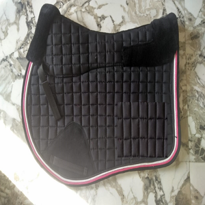 Tapis de selle de dressage noir avec bordure en polaire rouge, rembourrage en polyester, sangle de selle incluse, pour l'entraînement, fabriqué par Kanpur India - Product Image 3