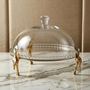 Support à gâteau rond en verre avec base et couvercle en métal doré, idéal pour la présentation de gâteaux et pâtisseries, centre de table pour salle à manger, provenance Inde. - Product Image 1