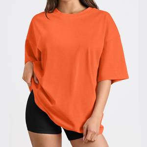 T-shirt oversize respirant pour femme, style streetwear estival, 100% coton, à porter au quotidien, avec logo personnalisé. - Product Image 4