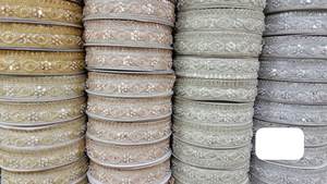 Tissu brodé en brocart avec bordure en dentelle, perles et paillettes, 100% coton léger, pour vêtements de mariée, couture et décoration - Product Image 5