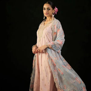 Ensemble de costume pakistanais à motifs floraux pour soirée, en tissu doux, avec imprimés numériques et broderies à la main, comprenant un haut, un pantalon et une dupatta à imprimé numérique. - Product Image 1