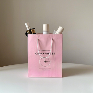 ถุงกระดาษพิมพ์โลโก้สีชมพูสำหรับบรรจุภัณฑ์เสื้อผ้าขายปลีก - Product Image 1