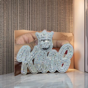 จี้ฮิปฮอปดีไซน์หรูหรา ชุบโรเดียม ประดับเพชรโมอิสซาไนต์ VVS ทรงบริลเลียนต์ ตัวเรือนแบบกรงเล็บ ทนทาน คุณภาพสูง ผลิตในห้องปฏิบัติการ - Product Image 1