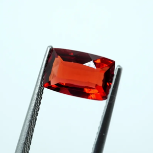 พลอยเบริลสีแดงธรรมชาติ 1.50 กะรัต รูปทรงคุชชั่น เจียระไนเหลี่ยมเพชร สำหรับทำเครื่องประดับต่างหู ขนาด 9x6x3.5 มม. HAYAAT GEMS - Product Image 2