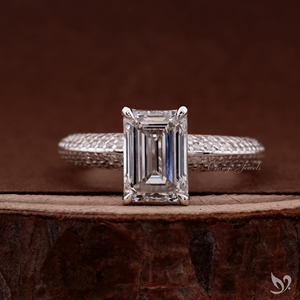 Bague de fiançailles moderne en or blanc 10 carats avec micro-pavé de diamants de laboratoire taille émeraude 2 carats, certifiée IGI - Product Image 1