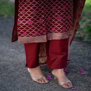 VASTRA COTTAGE Kurta de seda artística color granate con pantalón micro y dupatta con borde de encaje de seda artística, traje étnico para mujer - Product Image 3