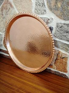 Bandeja redonda de metal con acabado de cobre martillado, adecuada para servir aperitivos, té, café y para el servicio de invitados, procedente de la India. - Product Image 3