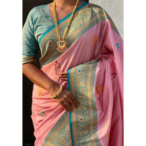 ชุดผ้าไหมเนื้อนุ่มสีชมพูอ่อน ยี่ห้อ Elite Weaves พร้อมลายดอกไม้สวยงาม ปักด้วยด้ายมีนาการี สำหรับผู้หญิง - Product Image 2