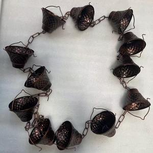 La cadena de lluvia de calidad garantizada aporta un lujo discreto sin sobrecargar la fachada. - Product Image 1