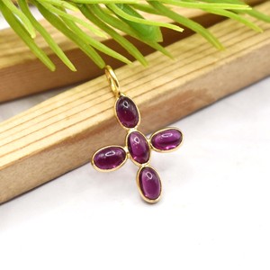 Colgante de cruz de granate rojo chapado en oro, dije ovalado de piedra preciosa, delicada joyería religiosa, collar minimalista hecho a mano para mujer - Product Image 1