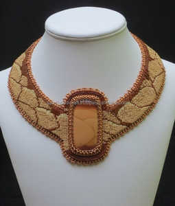 Collar de Perlas para Novia con Patrones de Bordado Coloridos, Diseño Romántico y Elegante - Product Image 1