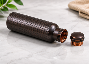 Bouteille d'eau en cuivre martelé de qualité supérieure, fabriquée à partir de cuivre pur de haute qualité avec une finition antique élégante et texturée. - Product Image 5