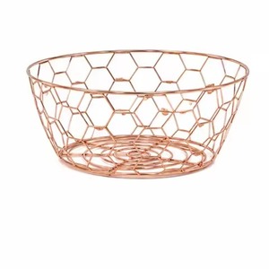 Panier à fruits en fil métallique doré, design géométrique en treillis métallique, bol rond pour décoration de table - Product Image 4