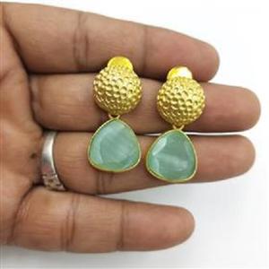 Boucles d'oreilles plaquées or 18 carats avec pierre précieuse en calcédoine aqua de forme trilobée, boucles d'oreilles plaquées or de forme trilobée avec aqua de forme trilobale - Product Image 5