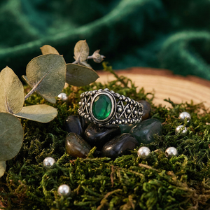 Anillo de Boda Unisex Hecho a Mano con Ónix Verde Redondo de 5mm en Engaste de Plata Oxidada para Ceremonias Religiosas - Product Image 1