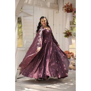 Magnifique Lehenga Choli en rayonne or rose brodé de sequins, taille XL, tenue de soirée avec des détails somptueux - Product Image 3