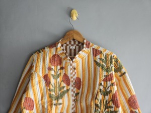 Chaqueta acolchada Kantha de algodón indio para mujer, abrigo acolchado con patchwork floral, con bolsillos, cuello en V, ropa de invierno, regalo para ella - Product Image 2