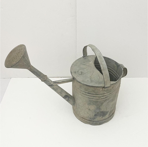 Arrosoir miniature en métal galvanisé, classique et élégant, fait main, accessoire de jardin miniature pour la décoration de la maison et du jardin - Product Image 4