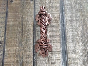 Poignée de portail en fer forgé avec motif de corde torsadée et motifs de feuilles, style traditionnel, finition élégante - Product Image 2