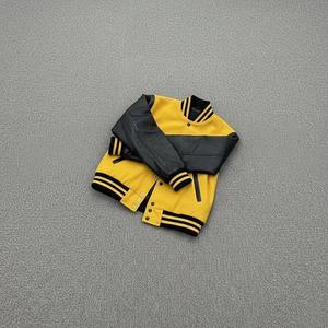 Chaqueta Universitaria Vintage Personalizada con Cuerpo de Lana Negra y Mangas de Cuero Genuino Dorado, Estilo Bomber Inspirado en el Fútbol Americano - Product Image 5