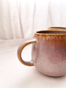 Taza de Cerámica Artesanal con Esmalte Reactivo Efecto Atardecer, Forma Curva Suave, Asa Cómoda, Acabado Resistente al Calor para Uso Diario - Product Image 5
