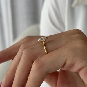 Bague de fiançailles minimaliste moderne en or jaune 18 carats avec diamant de laboratoire allongé de 2 carats, taille coussin, demi-sertissage, certifiée IGI - Product Image 5