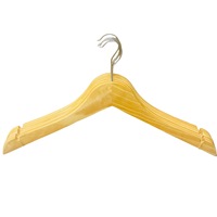 Cintres en bois de pin personnalisés abordables de grande qualité à faible quantité minimale de commande pour les acheteurs en gros