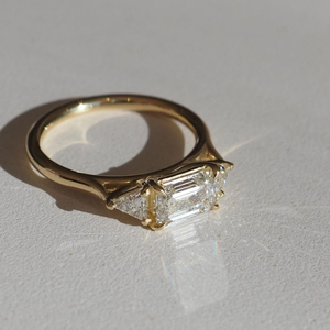 Anillo de compromiso de oro blanco de 10 quilates con moissanita de corte esmeralda y piedras triangulares laterales, anillo de tres piedras de oro macizo para mujer - Product Image 3