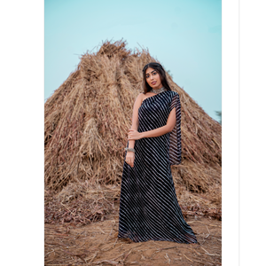 Robe longue en satin noir ornée à une épaule, style fourreau - Product Image 1