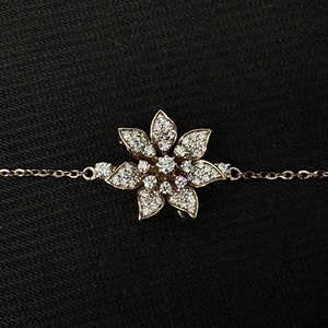 Bracelet Fleur de Lotus en Diamant, Bijou Floral en Or Rose 18 carats, Bracelet Délicat en Diamant Taille Ronde - Product Image 3