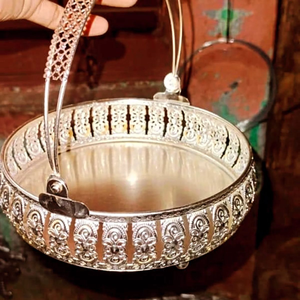 Grand panier carré doré contenant quatre récipients circulaires en métal découpés au laser, disponibles à prix de gros. - Product Image 4