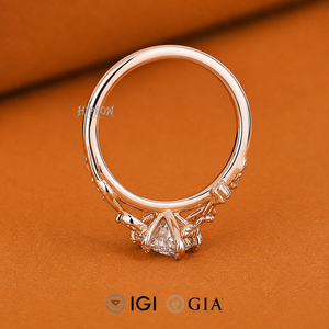 Bague de fiançailles inspirée de la nature avec diamant de laboratoire taille marquise néerlandaise, motif feuilles et pétales, bague de mariage artisanale - Product Image 4