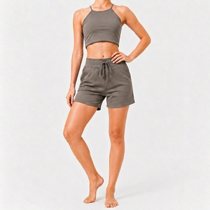 Ensemble de vêtements confortable pour femmes en deux pièces, composé d'un haut à col haut et d'un short fonctionnel - Product Image 5