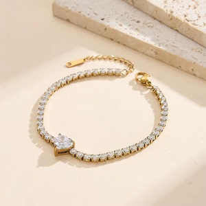 Bracelet chaîne de luxe en or massif 18 carats avec perles d'eau douce et sertissage griffe pour femme, idéal pour fiançailles, fêtes et mariages - Product Image 2