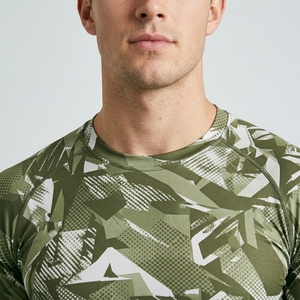 Chemise de compression camouflage à manches longues pour homme, col rond, séchage rapide, coupe ajustée, jersey sportif en polyester tricoté - Product Image 3